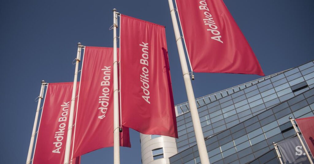 banner flags fahnen vor der Addiko Bank
