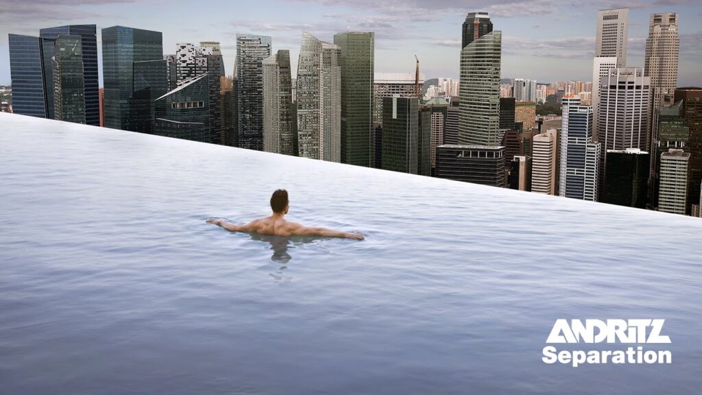mann im swimming infinity pool mit ausblick auf downtown